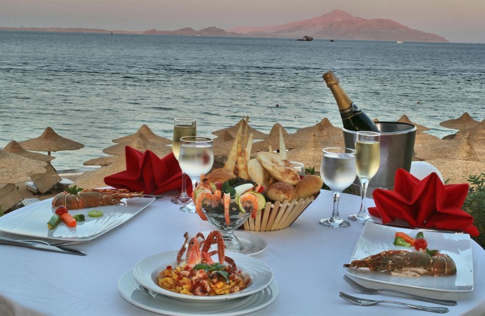Charmillion Club Resort Šarm aš-Šajch Exteriér fotografie A meal at a beach resort